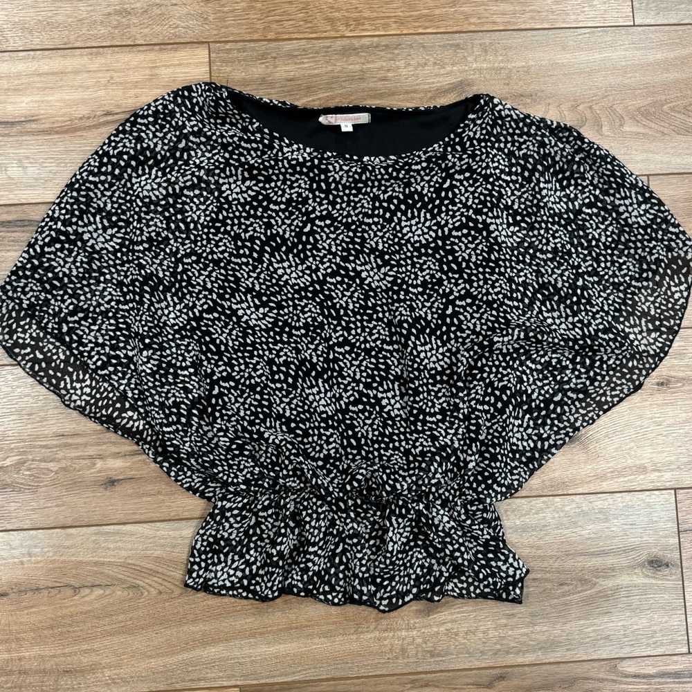 VINTAGE JULIE’S CLOSET Black & White Floral Y2k Style Cinched Waist Bat Wing Top